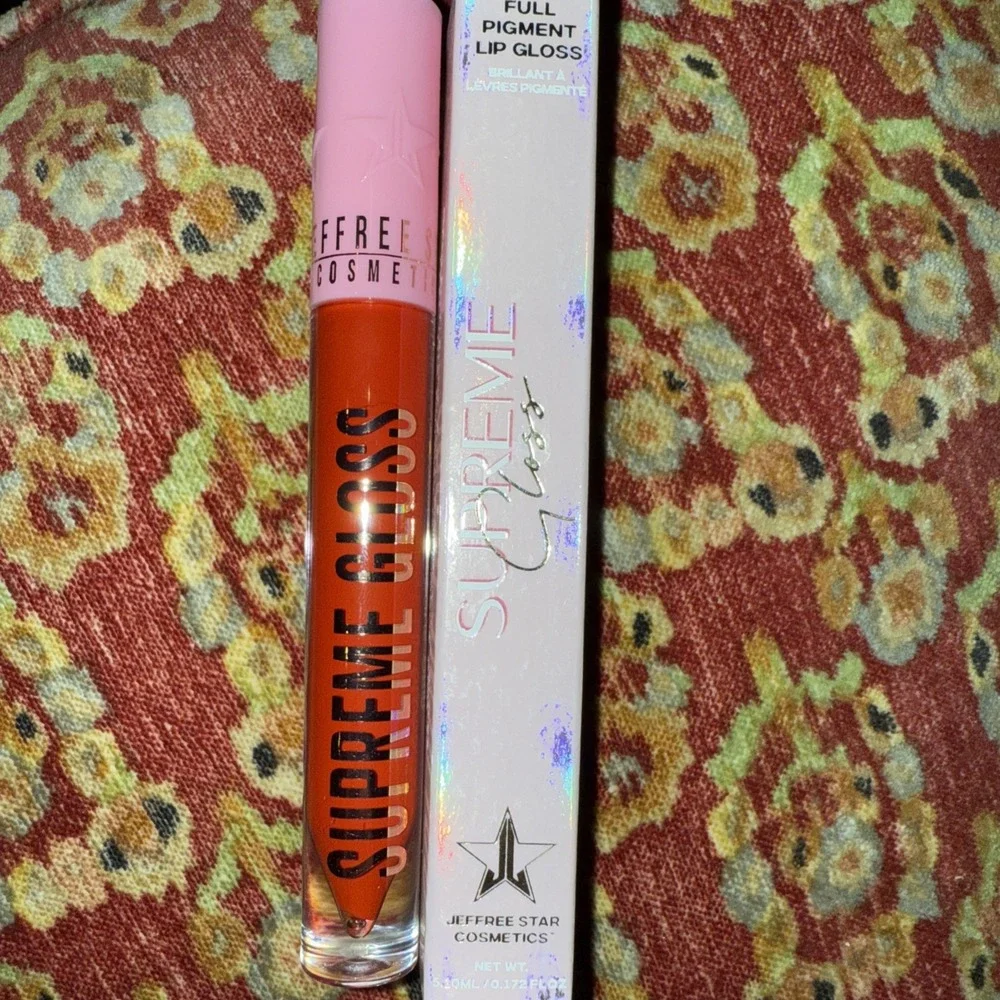 Jeffrey Star Supreme Gloss‎ Red Affair Full Pigment Shine Vanilla Cupcake Scent